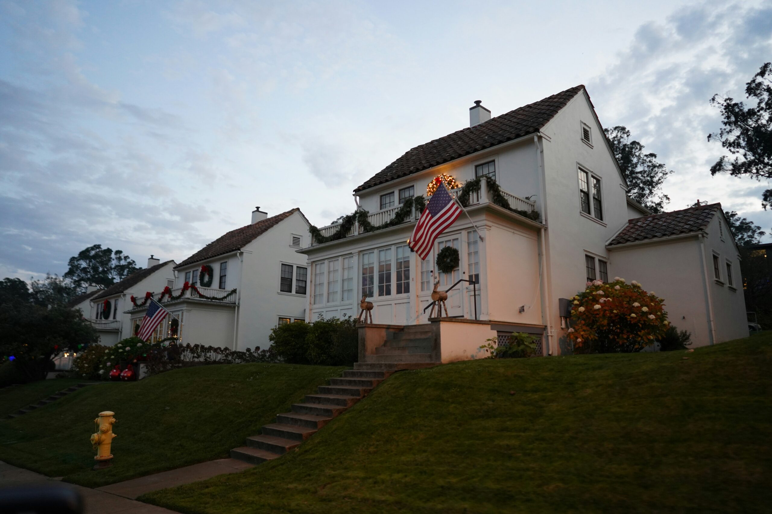 White house with the USA flag